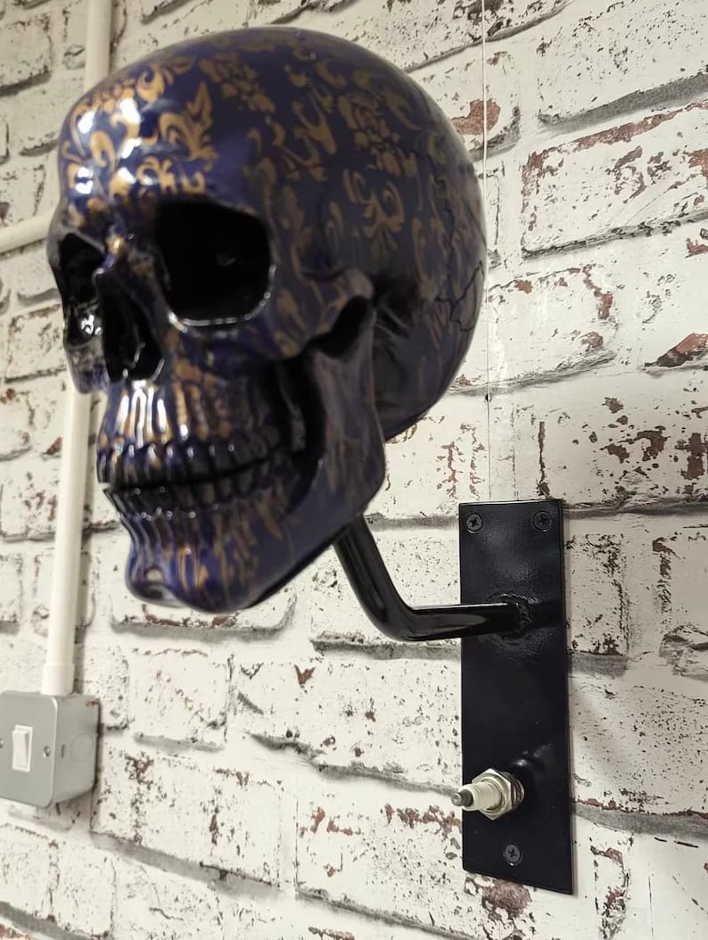 ☠️🏴‍☠️Skull holder for motorcycle helmet and jacket