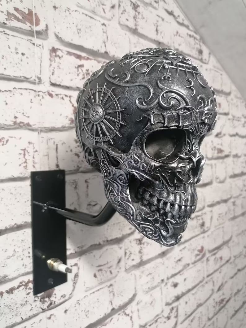 ☠️🏴‍☠️Skull holder for motorcycle helmet and jacket