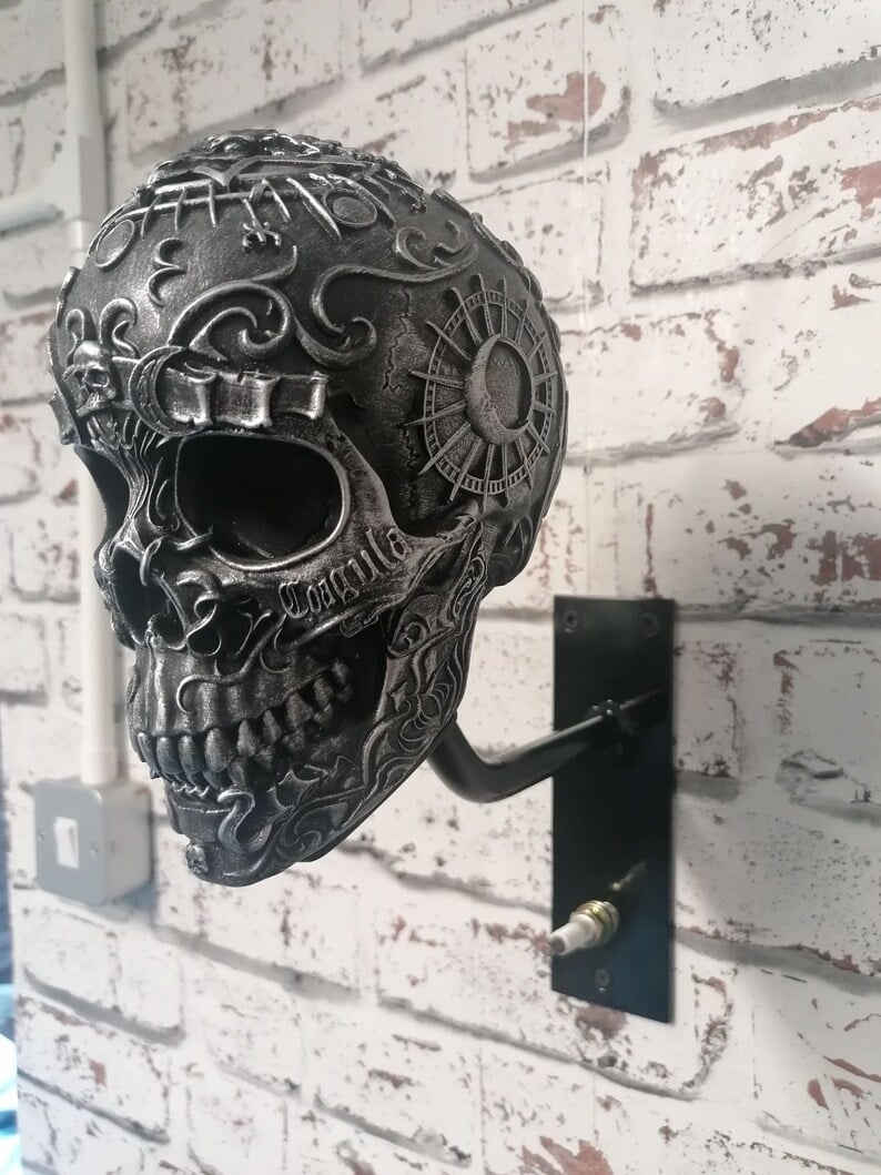 ☠️🏴‍☠️Skull holder for motorcycle helmet and jacket