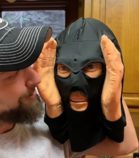 🔥The voyeur who greeted Halloween